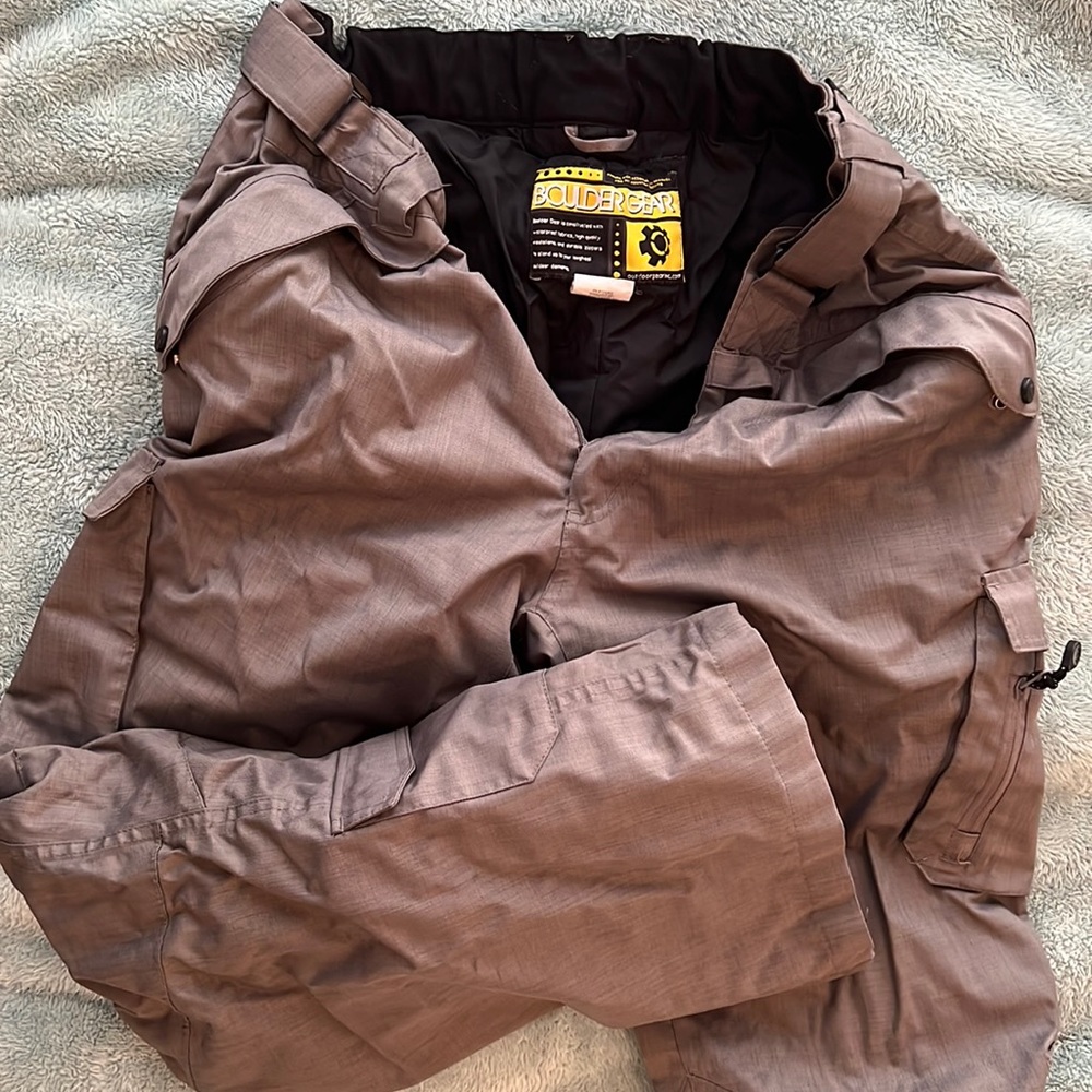 BoulderGear snow/ski pants, waterproof, insulated and like new condition.